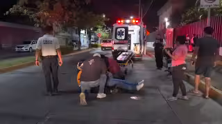 Paramédicos trasladan a joven lesionada al hospital