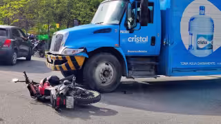 Pareja resulta lesionada tras choque entre camión repartidor y motocicleta en el periférico de Cancún