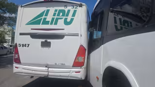 Dos unidades de grandes dimensiones chocan sobre avenida Chemuyil en Playa del Carmen