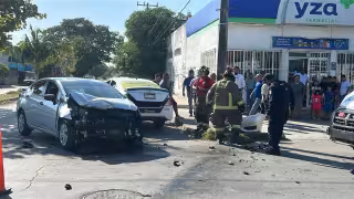 Volcadura tras choque entre tres vehículos deja tres lesionados en la SM 227 de Cancún