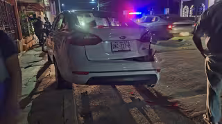 Comerciante de hielo choca auto estacionado en Hecelchakán en presunto estado de ebriedad