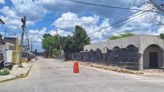 Cierran avenida por riesgo de colapso de poste en Felipe Carrillo Puerto.