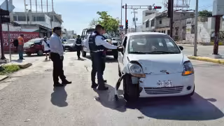 Accidente vial en Campeche deja taxi atravesado tras fuerte golpe