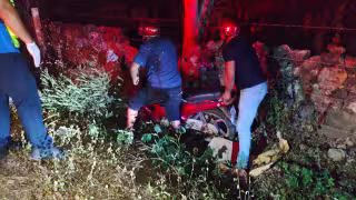 Motociclista cae en hondonada en Dzitbalché y permanece más de una hora atrapado