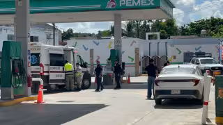 Un empleado de gasolinera sufrió un accidente mientras despachaba combustible en la avenida Gobernadores.