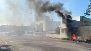 El fuego se aproximó a los patios de una escuela y agencia vehicular