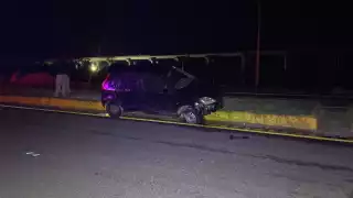 Derivado a la velocidad en la que iban, el pequeño coche terminó destruido