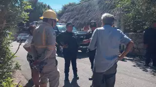 El hombre presentó quemaduras en el cuerpo, por lo que fue atendido por paramédicos