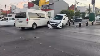 Fuerte accidente entre van y automóvil en la Ruta 4 movilizó a cuerpos de emergencia de Cancún