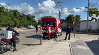 Joven resbala en zona encharcada de la avenida López Portillo en Campeche; termina hospitalizada
