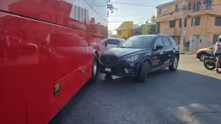 Choque entre autobús turístico y camioneta paraliza tránsito en Campeche