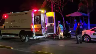 Motociclista no ve delimitación del tren y derrapa varios metros