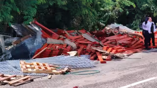 Un remolque cargado con anaqueles industriales volcó sobre la carretera Campeche-Mérida.