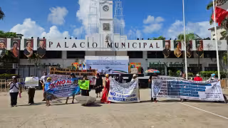 Habitantes de Cozumel marchan contra rehabilitación del malecón