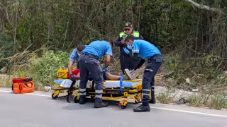 Ciclista termina accidentado sobre el pavimento en la zona costera de Tulum