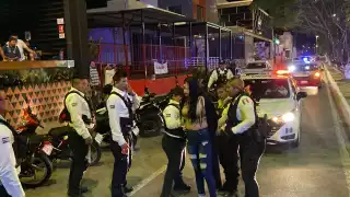 Detienen a una pareja por pelear dentro de un bar en Campeche