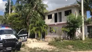 Personal del Semefo acudió para el levantamiento del cuerpo de la mujer que se ahorcó en Cancún mientras su madio dormía