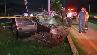 El auto quedó destrozado y el conductor prensado, luego del violento choque.