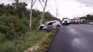 El accidente provocó que la circulación en la carretera colapsara.