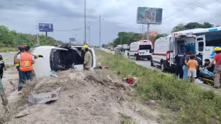 Aparatosa volcadura paraliza el tráfico entre Puerto Morelos y Cancún