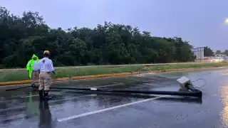 La falta de mantenimiento es uno de los factores que derivan en este riesgo para la población, como cuando uno se derrumbó sobre la avenida 115, por las lluvias.