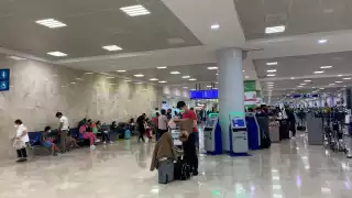 Algunos turistas desacatan el uso de cubrebocas dentro de las terminales del aeropuerto de Cancún