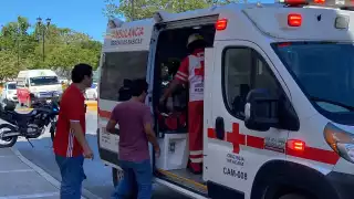 La abuelita fue atendida por paramédicos tras presentar golpes