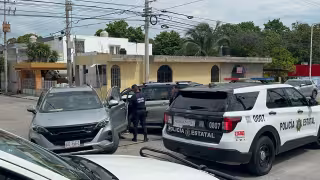Choque entre camionetas bloquea la circulación en el barrio de Santa Ana