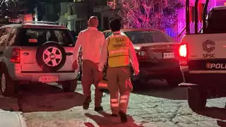 Bomberos y policías quienes persuadieron a la perturbada mujer