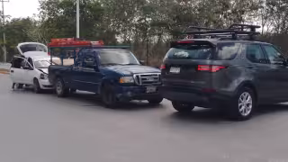 Vuelta en U provoca carambola en carretera Candelaria–Pejelagarto.