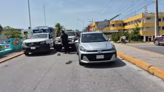 Fuerte encontronazo deja daños, pero sin lesionados