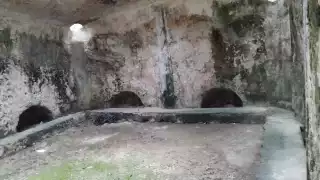 Los soportes metálicos están corridos debido al paso del tiempo, pero nadie da una solución. 