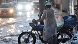 Fuertes lluvias dejan calles y fraccionamientos inundados en Mérida