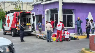 Trabajador de cablera sufre descarga eléctrica y cae de poste en Champotón.