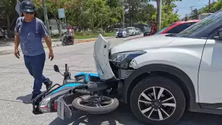 Motociclista es atropellado por camioneta en la colonia Renovación; el conductor se pasó el alto