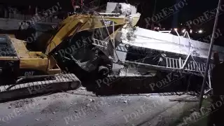 El puente se derrumbó en su totalidad, quedando sobre la maquinaria pesada