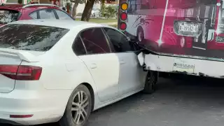 Conductor distraído estrella su auto contra camión urbano en Campeche