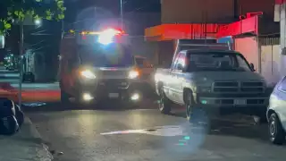 Un hombre sufrió una fractura en el tobillo izquierdo tras caer de su propia altura en su domicilio.