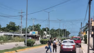Postes en riesgo preocupan a vecinos de Champotón; temen un colapso en avenidas Colosio y Echeverría