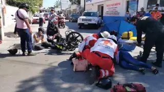 La mujer que acompañaba al motocilcista fue valorada por paramédicos en Ciudad del Carmen, mientras el conductor quedó sentado en el pavimento