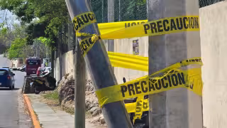 Camión Ko'ox choca contra poste y deja sin luz a escuela y vivienda en Campeche