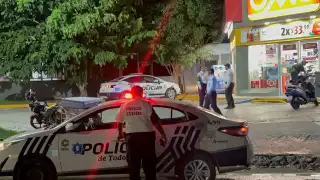 Un hombre despojó a un joven de su teléfono Motorola en la tienda Oxxo en calle Ciruelos y avenida Colosio.
