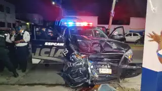 La patrulla terminó impactándose contra la pared de una farmacia en Ciudad del Carmen