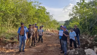 Ejidatarios de Tekax acusan a líder comunal de intentar frenar camino sacacosechas por presunto nuevo cobro