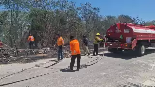 Un incendio de maleza seca, causado por el efecto lupa, ocurrió en el fraccionamiento Ex Hacienda Kalá, sin que se registraran personas heridas