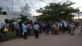 Más de 300 ejidatarios tienen horas esperando en el lugar