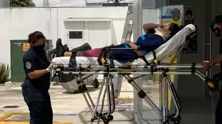 Paramédicos atendieron a la mujer para su traslado a un hospital