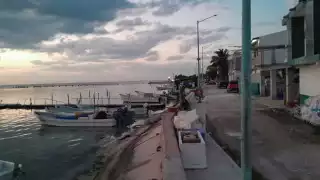Pescadores de Isla Arena, en Calkiní, Campeche, alertaron sobre un cable de alta tensión que pasa muy bajo sobre el agua