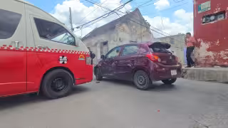 Choque entre combi colectiva y vehículo provoca caos vial en Santa Ana, Campeche
