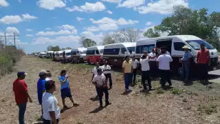 Taxistas de Pioneros del Camino Real suspendieron sus rutas para defender a un compañero detenido por la Guardia Nacional.